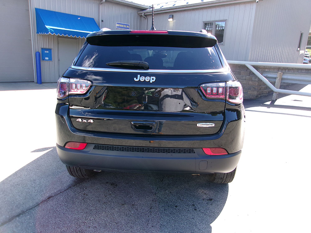 
								2023 Jeep Compass Latitude Lux full									