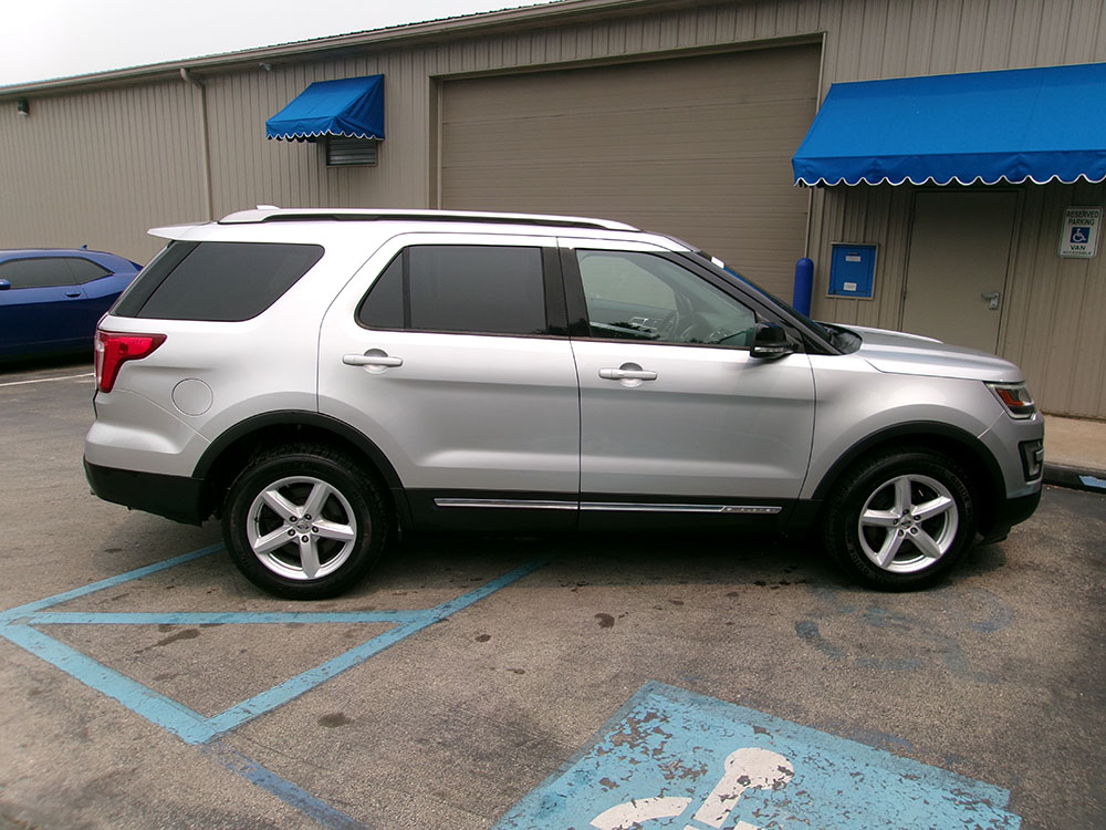 
								2017 Ford Explorer XLT full									