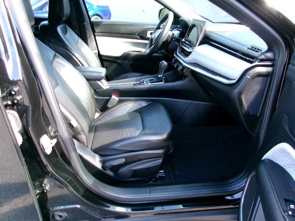 
								2023 Jeep Compass Latitude Lux full									