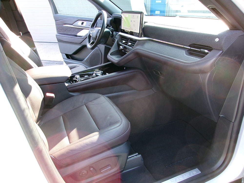 
								2025 Ford Explorer Platinum full									