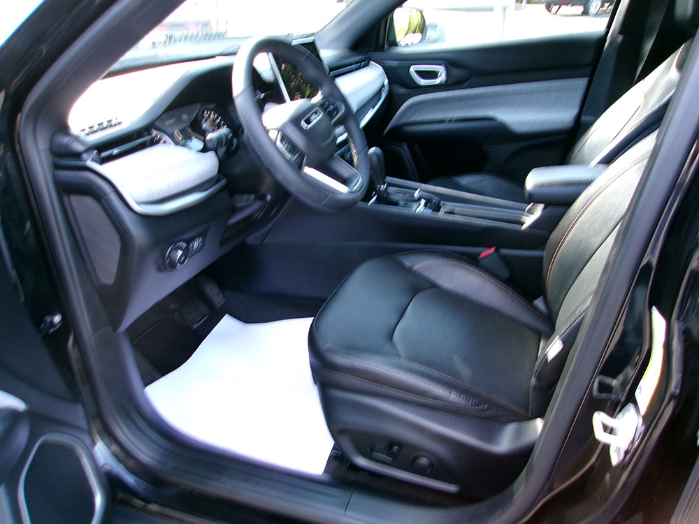 
								2023 Jeep Compass Latitude Lux full									