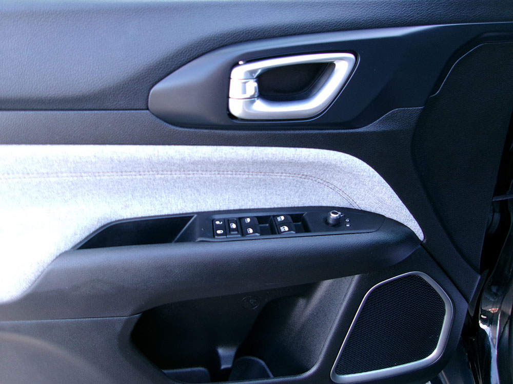 
								2023 Jeep Compass Latitude Lux full									