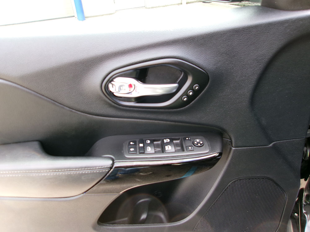 
								2023 Jeep Cherokee Altitude full									