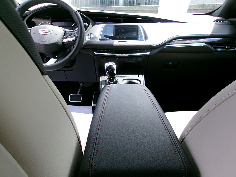 
								2023 Cadillac XT4 Sport full									