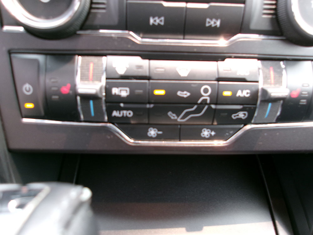 
								2017 Ford Explorer XLT full									