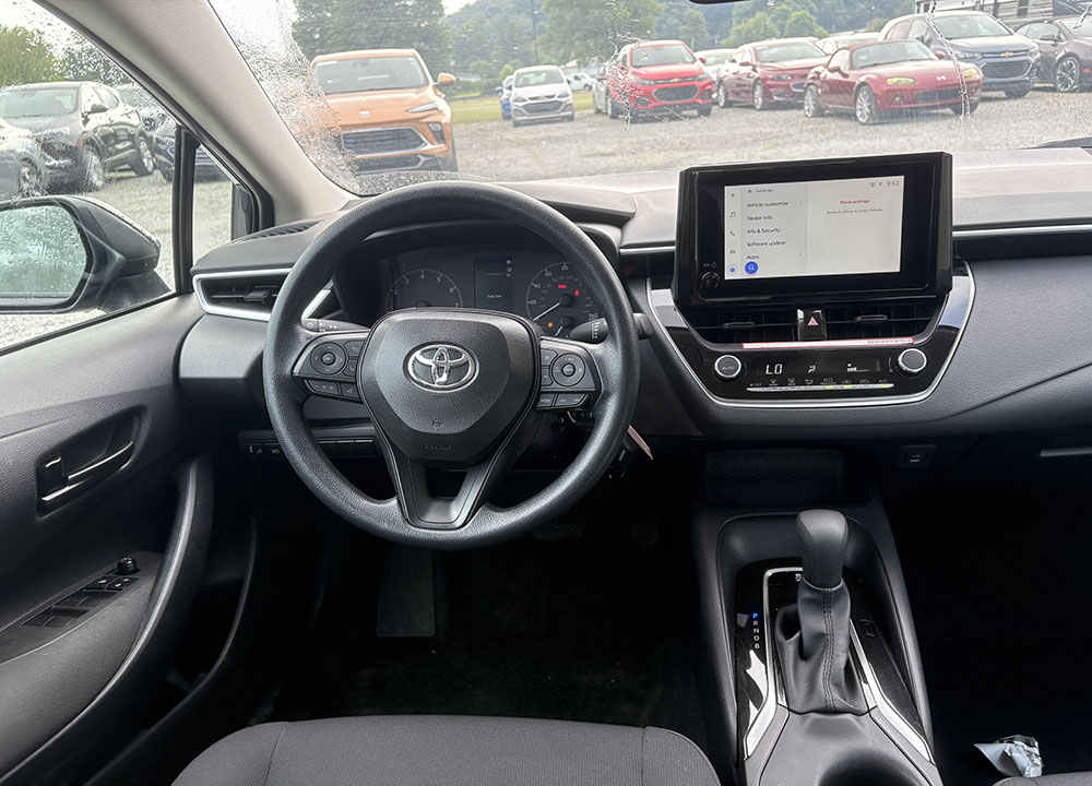 
								2025 Toyota Corolla LE full									