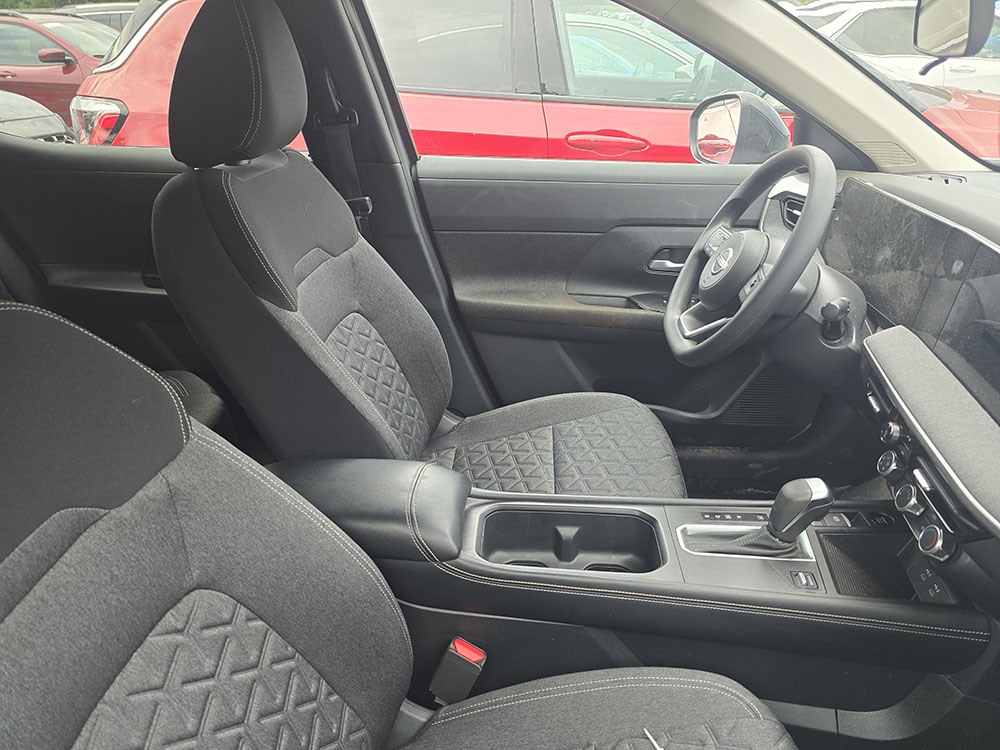 
								2025 Nissan Kicks SV full									