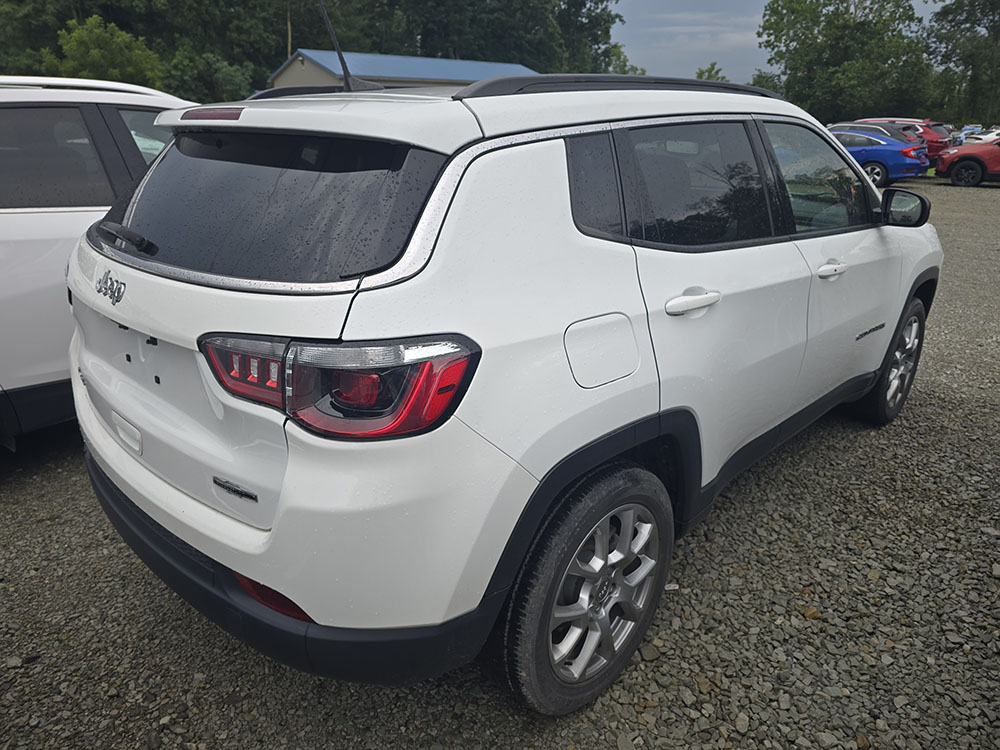 
								2022 Jeep Compass Latitude Lux full									