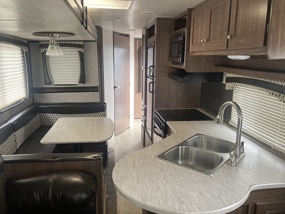 
								2018 Heartland Prowler 28RLS 33′ Sleeps 6 full									