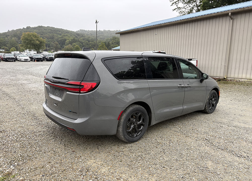 
								2023 Chrysler Pacifica Touring L Hybrid full									