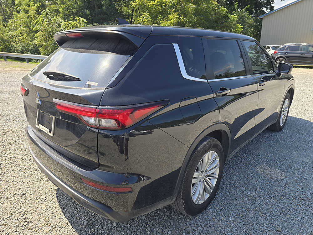 
								2024 Mitsubishi Outlander ES full									