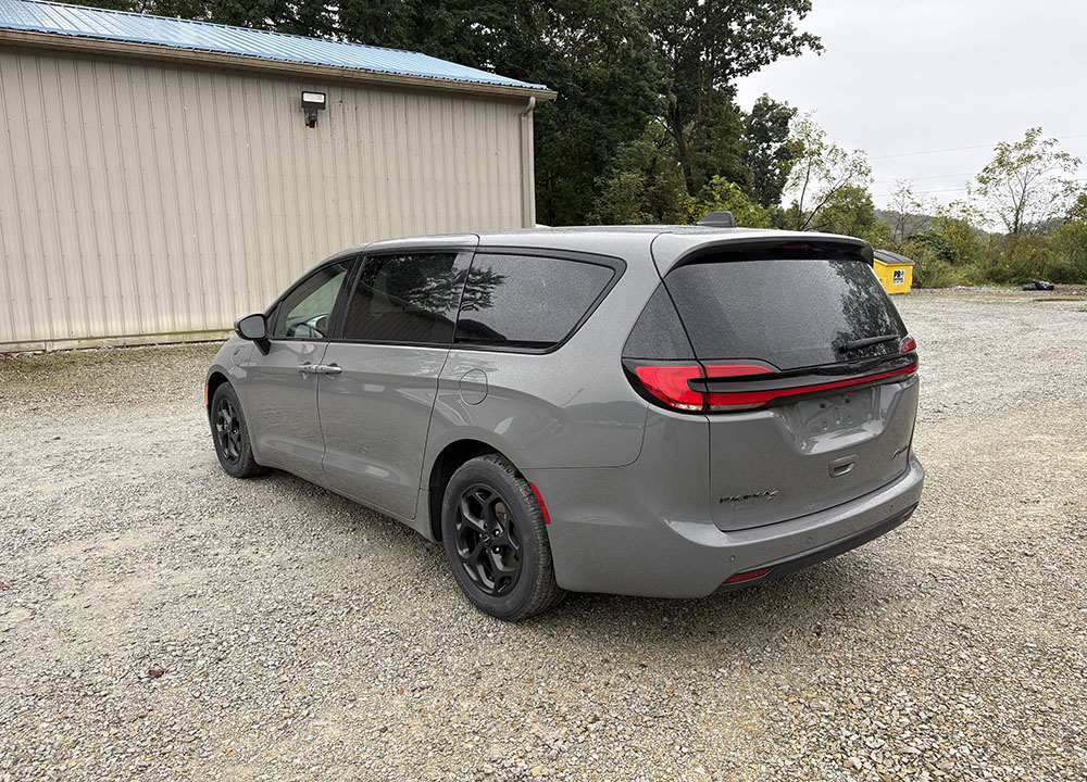 
								2023 Chrysler Pacifica Touring L Hybrid full									