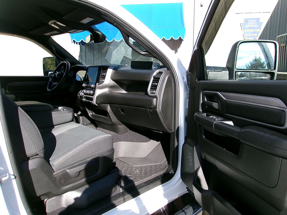 
								2024 RAM 2500 HD Tradesman Reg Cab full									