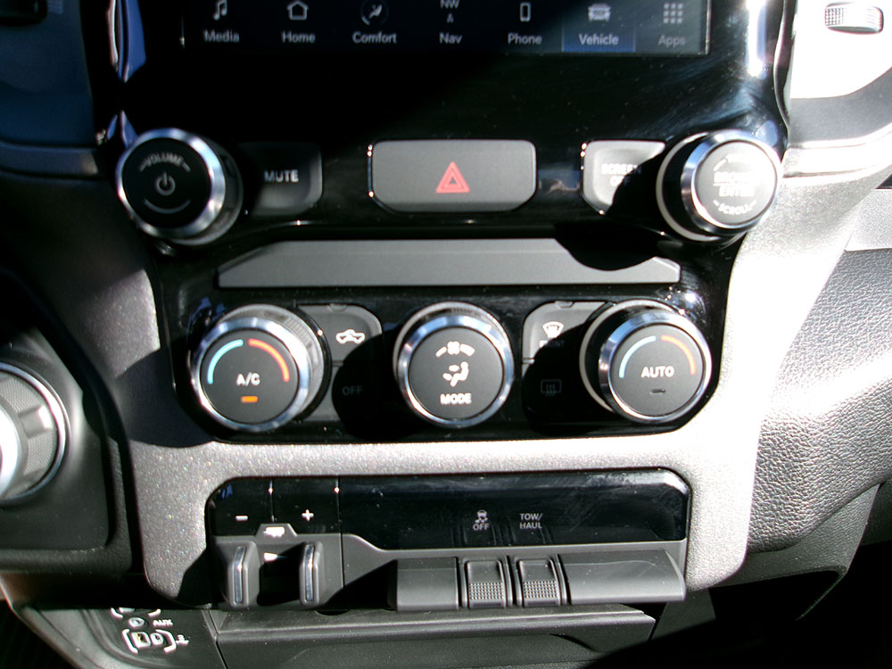 
								2024 RAM 2500 HD Tradesman Reg Cab full									