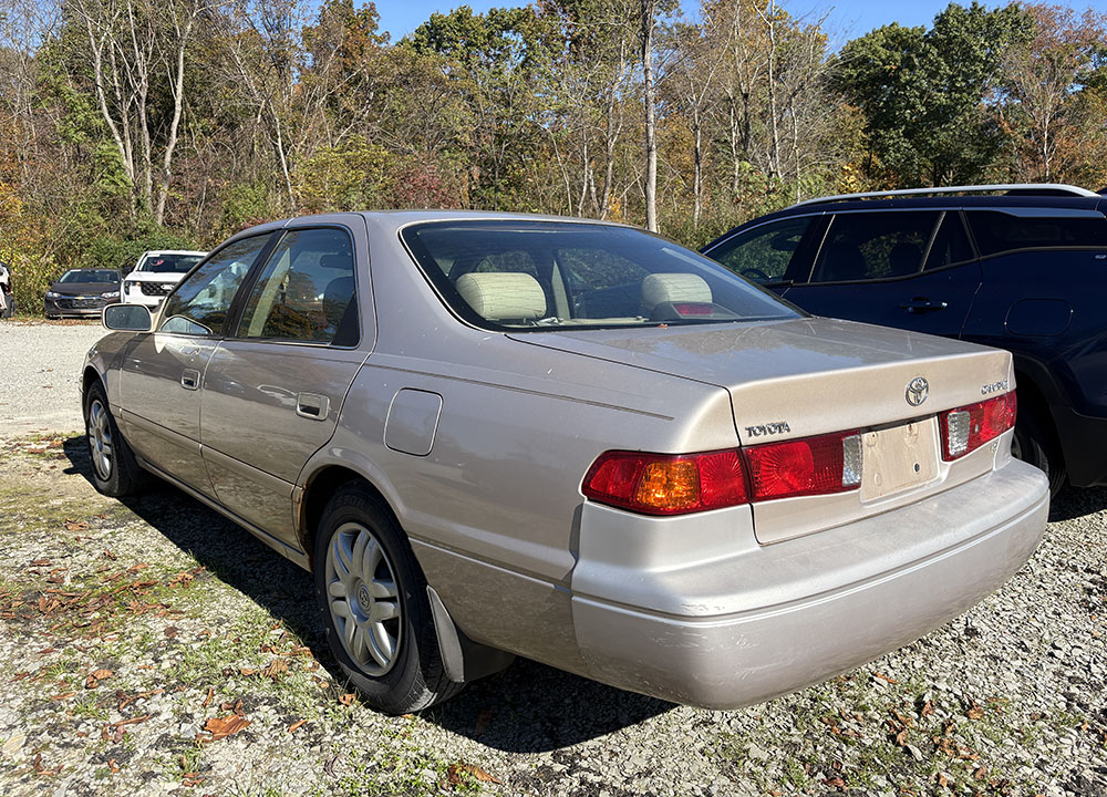 
								2001 Toyota Camry LE full									