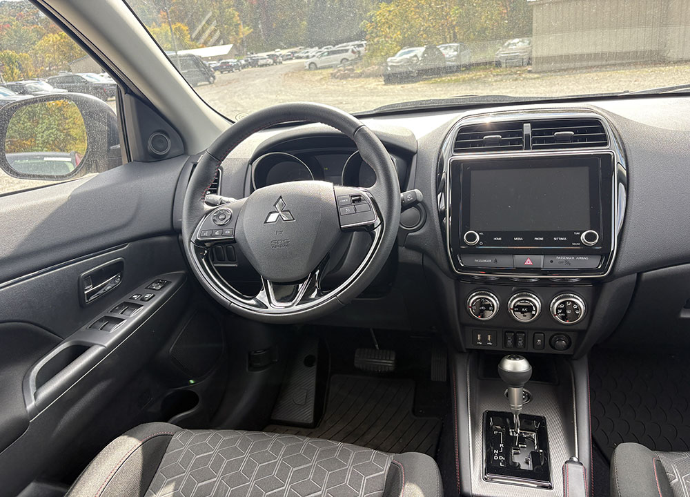 
								2025 Mitsubishi Outlander Sport LE full									